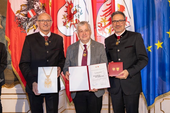 Florian Mussner - im Bild mit den Landeshauptleuten Anton Mattle (links) und Arno Kompatscher - war von 2001 bis 2018 Landesrat und engagiert sich bei zahlreichen Organisationen ehrenamtlich. (Foto: Land Tirol/Die Fotografen)