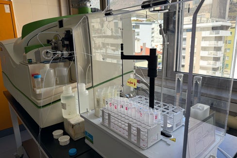 Uno sguardo al Laboratorio Analisi acque e cromatografia: i metalli pesanti presenti nei campioni di acqua superficiale vengono analizzati con uno spettrometro di massa (strumento visibile nella foto). (Foto: Agenzia provinciale per l'ambiente e la tutela del clima)