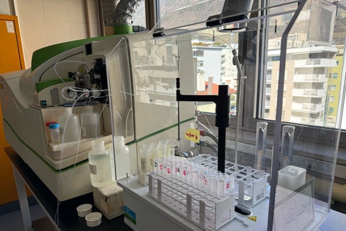 Blick ins Labor für Wasseranalysen und Chromatographie: Die Analyse von Schwermetallen in Oberflächenwasserproben wird mit einem Massenspektrometer (im Bild) durchgeführt. (Foto: Landesagentur für Umwelt und Klimaschutz)