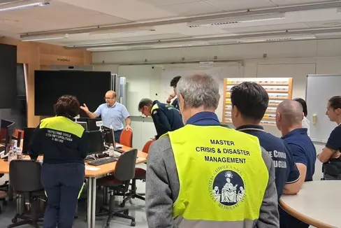 Il Centro situazioni provinciale, situato presso il Centro di Protezione civile in via Druso a Bolzano, è il punto di riferimento centrale per la protezione civile e il coordinamento degli interventi in Alto Adige; in caso di emergenza – frane, forti nevicate, eventi di grande portata – è operativo 24 ore su 24. (Foto: USP/Agenzia per la Protezione civile)