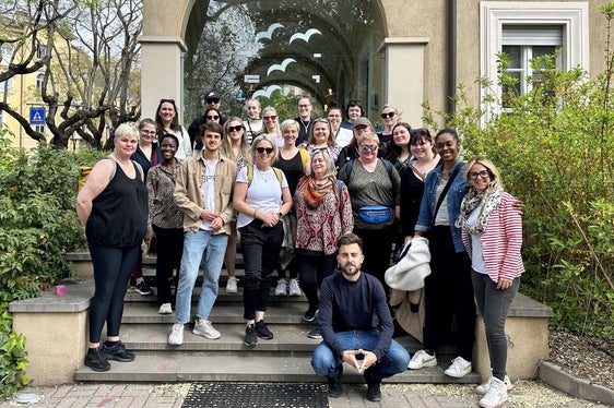 Foto di gruppo presso la scuola dell'infanzia Città dei bambini. Per il secondo anno di fila una delegazione di docenti islandesi ha deciso di visitare alcune strutture nel capoluogo. (Foto: ASP)