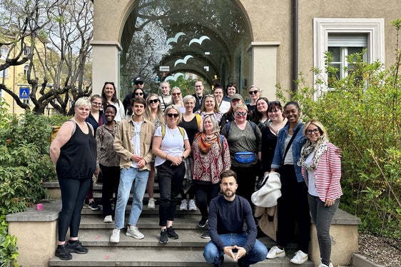 Foto di gruppo presso la scuola dell'infanzia Città dei bambini. Per il secondo anno di fila una delegazione di docenti islandesi ha deciso di visitare alcune strutture nel capoluogo. (Foto: ASP)