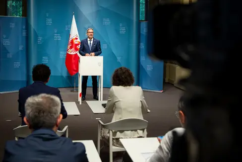 Landeshauptmann Arno Kompatscher berichtete bei der Pressekonferenz über die Beiträge für die Rundfunkanstalt Südtirol (RAS) im laufenden Jahr. (Foto: LPA/Fabio Brucculeri)