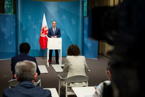 Landeshauptmann Arno Kompatscher berichtete bei der Pressekonferenz über die Beiträge für die Rundfunkanstalt Südtirol (RAS) im laufenden Jahr. (Foto: LPA/Fabio Brucculeri)