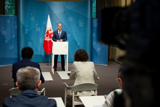 Landeshauptmann Arno Kompatscher berichtete bei der Pressekonferenz über die Beiträge für die Rundfunkanstalt Südtirol (RAS) im laufenden Jahr. (Foto: LPA/Fabio Brucculeri)