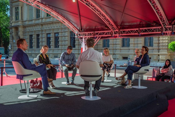 Le discussioni sulle pari opportunità sono state vivaci (da sinistra a destra): l'assessore provinciale Massimo Bessone, Edith Ploner, Stefan Graziadei, l'assessora provinciale Waltraud Deeg, Michela Trentini e Joachim Kerer (Foto: ASP/Greta Stuefer)