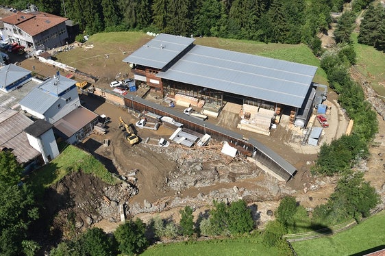 Der Murgang im von der Seiser Alm herabfließenden Frötschbach hat gestern Abend Schäden angerichtet; im Bild die Handwerkerzone in Seis. (Foto: Agentur für Bevölkerungsschutz/Landeswarnzentrum/Omar Formaggioni)