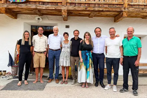 Die Stiftung für die Unterstützung des Bildungssystems der deutschen Bildungsdirektion (rund um Vorsitzenden Josef Watschinger, 2.v.l.) will das Netzwerk außerschulischer Lernorte weiter stärken und ausbauen. (Foto: LPA)