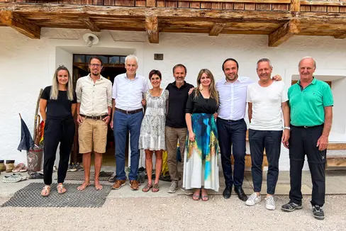 Die Stiftung für die Unterstützung des Bildungssystems der deutschen Bildungsdirektion (rund um Vorsitzenden Josef Watschinger, 2.v.l.) will das Netzwerk außerschulischer Lernorte weiter stärken und ausbauen. (Foto: LPA)