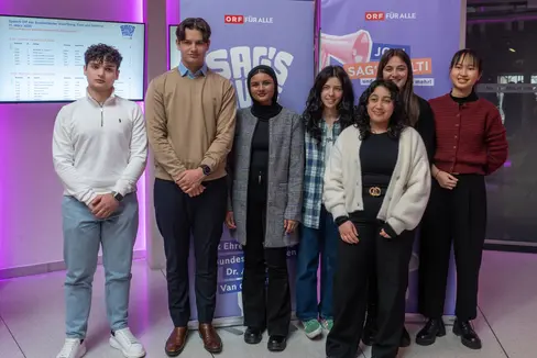 Brillanti ed efficaci nelle competenze linguistiche. Sette degli otto studenti delle scuole italiane dell'Alto Adige che disputeranno la finale di Vienna. Nella foto (da sinistra) Mihail Atanasovski Mirchevski, Zeno Corrà, Fatima Sajad, Lisa Pivetta, Amina Jamaj, Elena Bonadio e Sabrina Ye. (Foto: USP)