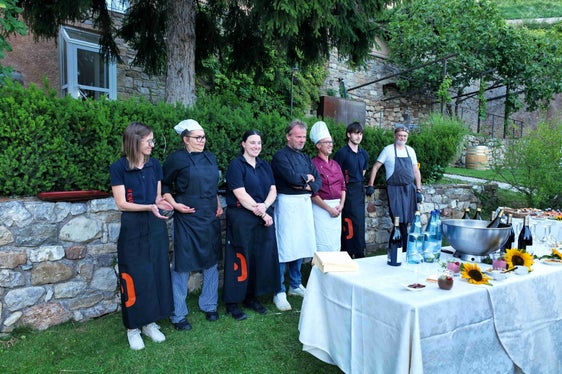 Die Mitarbeiter der Sozialgenossenschaft Renovas verwöhnten die Gäste mit kulinarischen Köstlichkeiten. (Foto: LPA/Paul Dibiasi)