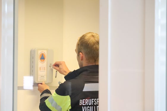 In caso di emergenza o calamità, l'informazione salva la vita. Da questo presupposto, la Protezione Civile ha istituito il sistema informativo della popolazione BIS che - ogni volta che la situazione lo richiede - allerta e fornisce ai cittadini informazioni utili e regole di comportamento nel modo più rapido, aggiornato e diffuso possibile. (Foto: ASP/Maja Clara)