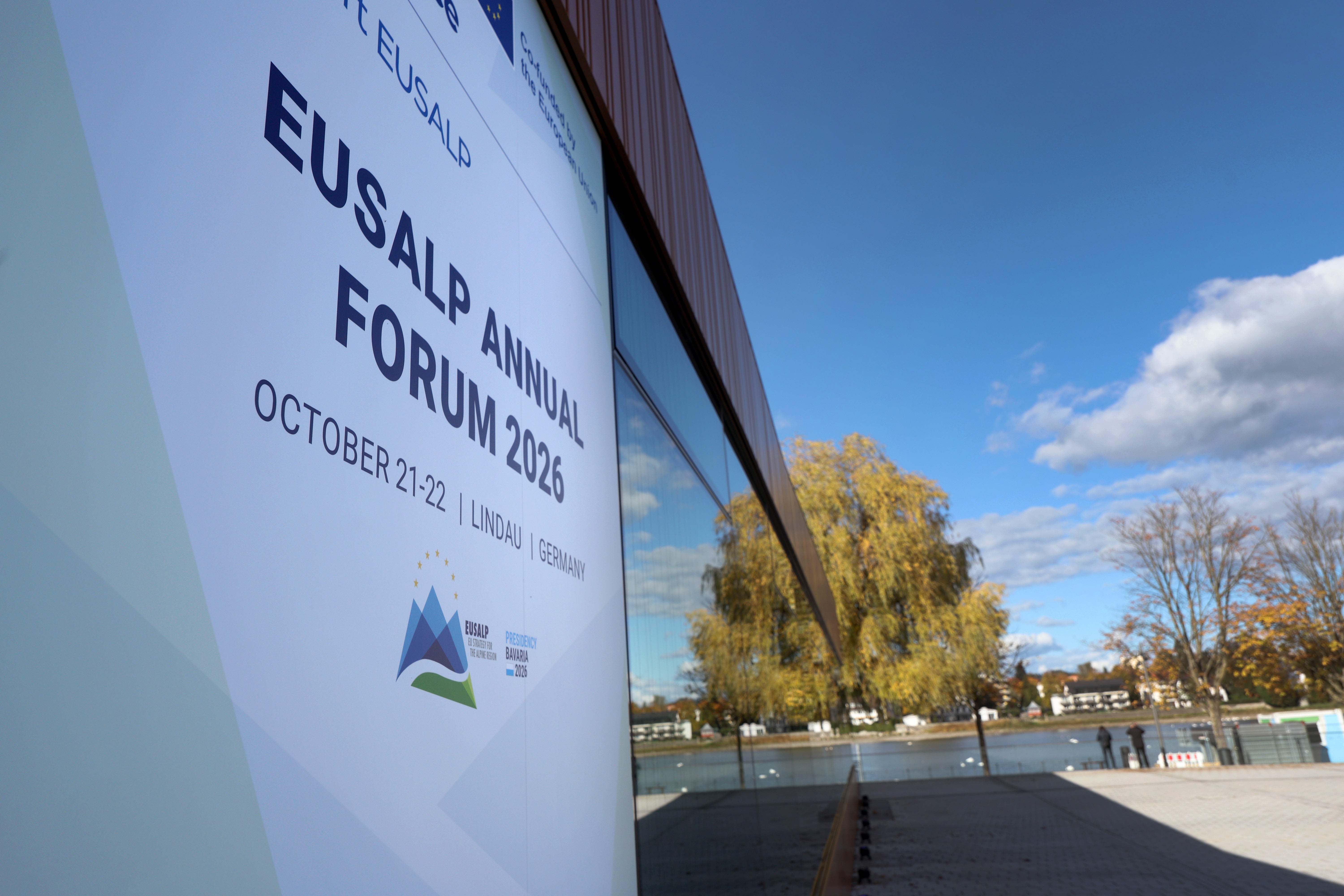 La collaborazione nell’ambito dell’EUSALP offre alle regioni alpine l’opportunità di elaborare posizioni comuni e di affrontare in modo coordinato le sfide transfrontaliere. L’Alto Adige è particolarmente impegnato in questo contesto nei settori dell’energia, della mobilità sostenibile e dello sviluppo regionale. (Foto: Karl-Josef Hildenbrand/ Cancelleria della Baviera)