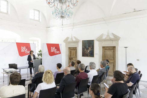 L'assessora provinciale Maria Hochgruber Kuenzer durante l'incontro con i media di fine legislatura. Anche negli ultimi cinque anni la Giunta provinciale ha attribuito grande importanza al mantenimento e alla cura del paesaggio, ha affermato l'assessora. (Foto: ASP/Tiberio Sorvillo)