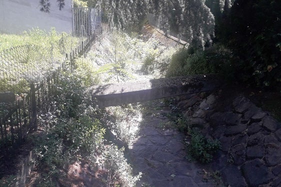 Nel rio di Aslago, nel comune di Bolzano, l'Ufficio Sistemazione bacini montani sta costruendo una briglia di trattenuta e sta adeguando la sezione di deflusso della cunetta. (Foto: USP/Ufficio provinciale Sistemazione bacini montani Sud dell'Agenzia per la Protezione civile)