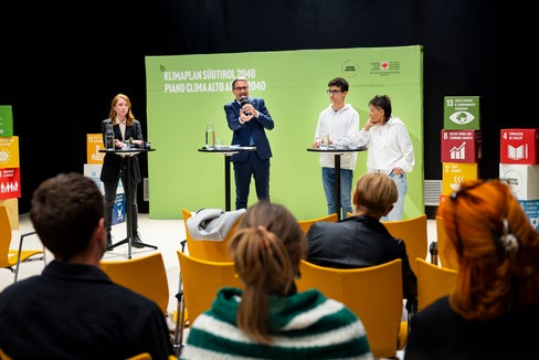 “La protezione del clima è un compito della società nel suo complesso, che riguarda tutti noi e che possiamo affrontare solo insieme”, ha sottolineato il presidente della Provincia Arno Kompatscher (secondo da sinistra). Nella foto con Linda Schwarz dello Stakeholder Forum per il clima (prima da sinistra) e con Emanuela Passerini (prima da destra) e Kilian Kier (secondo da destra) del Consiglio dei cittadini per il clima. (Foto: USP/Fabio Brucculeri)