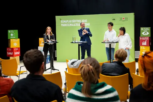 Klimaschutz ist eine gesamtgesellschaftliche Aufgabe, die uns alle betrifft und die wir nur gemeinsam bewältigen können, betonte Landeshauptmann Arno Kompatscher (2.v.l.). Im Bild mit Linda Schwarz vom Stakeholder Forum Klima (1.v.l.) und mit Emanuela Passerini (1.v.r.) und Kilian Kier (2.v.r.) vom Klimabürgerrat. (Foto: LPA/Fabio Brucculeri)