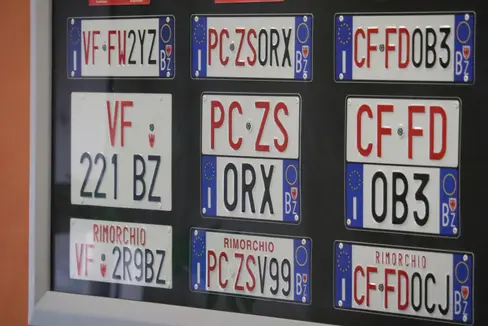 Schautafel mit Sonderkennzeichen vor dem für Motorisierung zuständigen Büro des Funktionsbereichs Brandschutz: VF-FW Vigili del Fuoco-Feuerwehr, PC-ZS Protezione Civile-Zivilschutz, CF-FD Corpo Forestale-Forstdienst (Foto: LPA/Maja Clara)