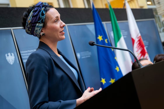 Accogliamo con grande soddisfazione la firma dell’accordo per il trasferimento dell’ex caserma Rossi alla Provincia autonoma di Bolzano. Si tratta di un passo importante che attendevamo da anni e di una grande opportunità per il futuro sviluppo di Merano” ha detto la sindaca di Merano, Katharina Zeller. (Foto: USP/Fabio Brucculeri)