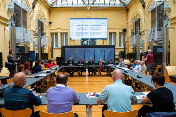 Die öffentliche Verhandlungsdelegation und die Gewerkschaftsorganisationen beim abschließenden Treffen. (Foto: LPA/Fabio Brucculeri)