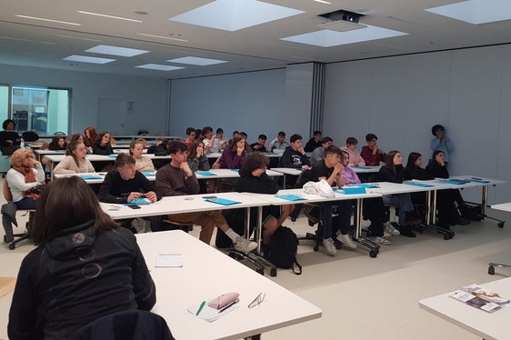 Zwei Klassen des Oberschulzentrums Galileo Galilei erhalten Einblick in das System Zivilschutz, von Technikern der Agentur für Bevölkerungsschutz anschaulich vermittelt. (Foto: LPA/Agentur für Bevölkerungsschutz)