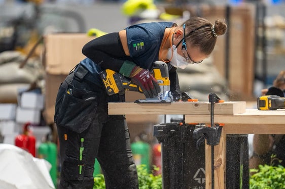 WorldSkills 2026: Landschaftsgärtnerin Manuela Kerschbaumer schneidet mit der Stichsäge Holzteile für den Wettkampf-Garten. (Foto: LPA/Fachschule Laimburg)