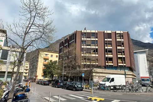 Il programma planivolumetrico della Casa della mobilità a Bolzano prevede la realizzazione di un edificio di otto livelli per un totale di 29.143 metri cubi, 24.379 metri cubi fuori terra e 4.764 metri cubi per l'interrato. Nella foto il Palazzo provinciale 5. (Foto: USP)