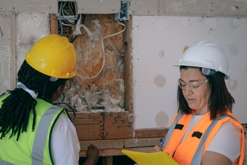 Das Land sucht fünf Arbeitsinspektorinnen bzw. Arbeitsinspektoren und eine technische Arbeitsinspektorin bzw. einen technischen Arbeitsinspektor.Technische Arbeitsinspektorinnen und Arbeitsinspektoren überprüfen Baustellen, Maschinen und Arbeitsplätze. Arbeitsinspektorinnen und Arbeitsinspektoren führen Kontrollen in den Betrieben durch, prüfen Verträge und Arbeitsbedingungen. (Foto: Pexels. Das Foto darf nur in Zusammenhang mit dieser Pressemitteilung verwendet werden.)