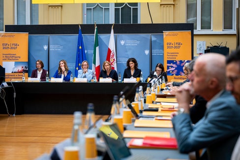 Der ESF+-Begleitausschuss tagte am heutigen 17. Oktober im Innenhof des Palais Widmann. Im (von links): Cristina Scaramuzza vom Amt für den Europäischen Sozialfonds, Amtsdirektorin Claudia Weiler, Landesrätin Magdalena Amhof, Abteilungsdirektorin Martha Gärber, Ilaria Bergami, die Vertreterin der Europäischen Kommission und Marianna D' Angelo vom Ministerium für Arbeit und Sozialpolitik. (Foto: LPA/Fabio Brucculeri)