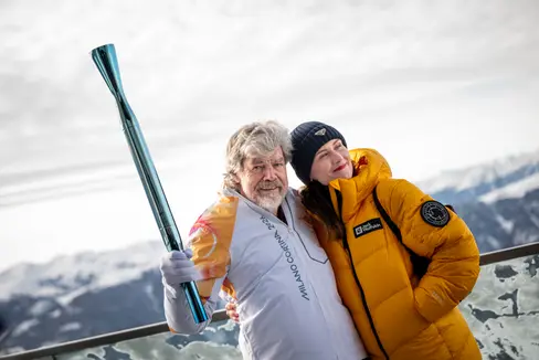 Reinhold Messner posa sorridente assieme alla moglie Diane Schumacher: l'alpinista altoatesino è stato molto acclamato durante il suo tragitto con la fiaccola a Plan De Corones. (Foto: USP/Fabio Brucculeri)