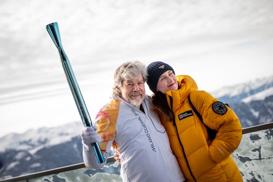 Reinhold Messner posiert lachend mit Ehefrau Diane Schumacher: Der Extrembergsteiger war sehr gerührt, als er die Fackel auf dem Kronplatz tragen durfte. (Foto: LPA/Fabio Brucculeri)