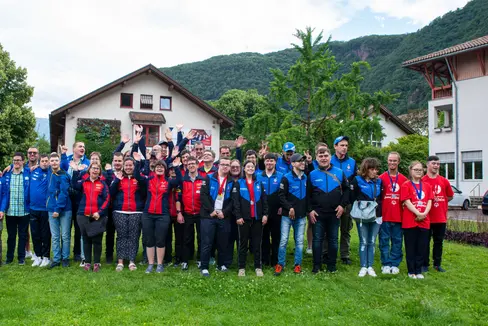 Gruppenbild mit den erfolgreichen Special Olympics auf dem Gelände der Laimburg in Pfatten (Foto: LPA/Fabio Brucculeri)