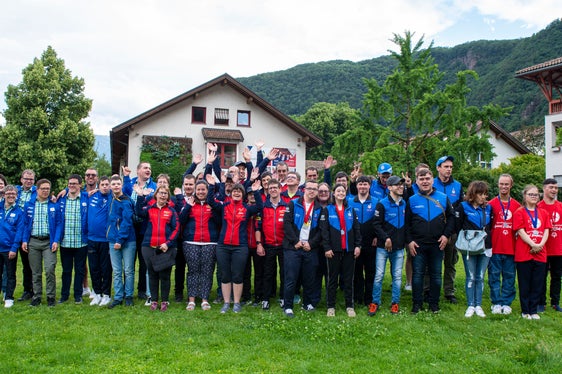 Foto di gruppo per gli Special Olympics altoatesini prima del ricevimento alla Felsenkeller di Laimburg (Foto: ASP/Fabio Brucculeri)