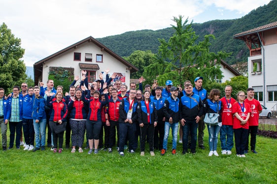 Gruppenbild mit den erfolgreichen Special Olympics auf dem Gelände der Laimburg in Pfatten (Foto: LPA/Fabio Brucculeri)