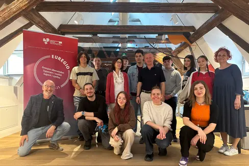 Da sinistra a destra in piedi: Anton Lutz, Arnold Schnötzinger, Rita Maria Lupi, Adam Dalpiaz, Riccardo Sola, Christoph von Ach, Remo Steinle, Elena Pro, Stefania Pedrotti, Irene Egger. Da sinistra in ginocchio: Armin Gluderer, Willy Theil, Milla Isabel Pedron, Ida Lechner, Cristina Cerra. (Foto: Bolzano Filmfestival Bozen/Arianna Ambrosetti)