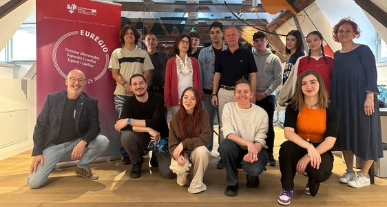 Mit einem Workshop zum Thema Wie bespricht man einen Film? im Waaghaus in Bozen haben die neun Oberschüler und Oberschülerinnen aus allen drei Teilen der Europaregion Tirol-Südtirol-Trentino heute (16. April) ihre Arbeit als Juroren der 37. Ausgabe des Bolzano Film Festival Bozen aufgenommen. (Foto: Euregio)