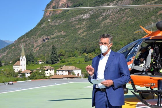 Il servizio territoriale di soccorso è stato definito da Widmann pilastro portante dell’assistenza sanitaria“, così come l’elisoccorso, che dal 2020 conta su un quarto elicottero stazionato a Lasa. (Foto: ASP/Michela Antino)