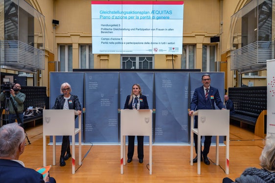 Nadia Mazzardis, Ulrike Oberhammer und Landeshauptmann Arno Kompatscher bei der heutigen (13. September) Vorstellung des neuen Lehrgangs für Frauen in der Gemeindepolitik. (Foto: LPA/Greta Stuefer)