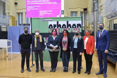 Foto di gruppo al termine della presentazione odierna: da sin. Daniele Lupo, Susanne Weiz, Chiara Rabini, Donatella Califano, Ulrike Oberhammer, Rosmarie Pamer ed il presidente Arno Kompatscher. (Foto: ASP/Fabio Brucculeri)