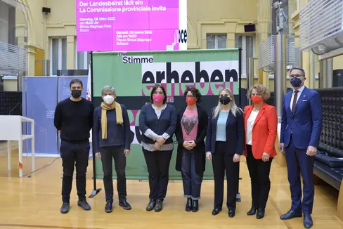 Bei der heutigen Vorstellung der Aktionen zum Tag der Frau: (v.l.) Daniele Lupo, Susanne Weiz, Chiara Rabini, Donatella Califano, Ulrike Oberhammer, Rosmarie Pamer und LH Arno Kompatscher. (Foto: LPA/Fabio Brucculeri)
