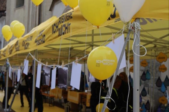 Freiwillige des Zivilschutzes im Weißen Kreuz beim Aufbau der Informationsstände, an denen sich die Bevölkerung von 9 bis 17 Uhr Informationen über Hochwasser einholen konnte. (Foto: LPA/Weißes Kreuz)