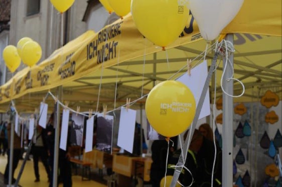Freiwillige des Zivilschutzes im Weißen Kreuz beim Aufbau der Informationsstände, an denen sich die Bevölkerung von 9 bis 17 Uhr Informationen über Hochwasser einholen konnte. (Foto: LPA/Weißes Kreuz)