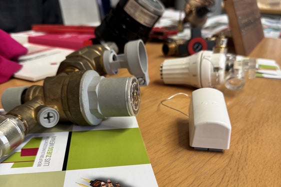 Was braucht es um fachgerecht eine Heizungs- oder Sanitäranlage zu installieren? Darüber konnten sich interessierte Jugendliche und deren Eltern beim Tag der offenen Tür des Berufsbildungszentrums Meran informieren. (Foto: BBZ Zuegg Meran)