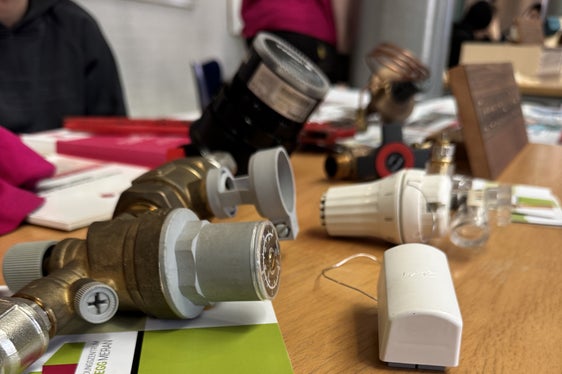 Was braucht es um fachgerecht eine Heizungs- oder Sanitäranlage zu installieren? Darüber konnten sich interessierte Jugendliche und deren Eltern beim Tag der offenen Tür des Berufsbildungszentrums Meran informieren. (Foto: BBZ Zuegg Meran)