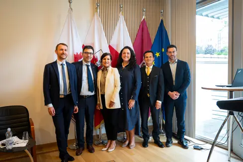 Tl retrat, da man ciampa: le diretur de Repartiziun Aministraziun Scora y Cultura ladina Mathias Stuflesser, le professur dl’Université lëdia da Balsan Paul Videsott, la direturia esecutiva tl ciamp business development de Lenovo Janine Oliveira, la head of globalization de Lenovo Juliana Rebelatto, le diretur dl Departimënt Intendënza y Cultura Ladina André Comploi y le government relations manager de Lenovo Gianluca Diana. (Retrat: USP/Fabio Brucculeri).