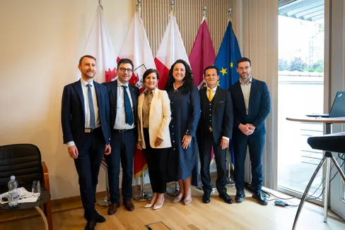 Tl retrat, da man ciampa: le diretur de Repartiziun Aministraziun Scora y Cultura ladina Mathias Stuflesser, le professur dl’Université lëdia da Balsan Paul Videsott, la direturia esecutiva tl ciamp business development de Lenovo Janine Oliveira, la head of globalization de Lenovo Juliana Rebelatto, le diretur dl Departimënt Intendënza y Cultura Ladina André Comploi y le government relations manager de Lenovo Gianluca Diana. (Retrat: USP/Fabio Brucculeri).