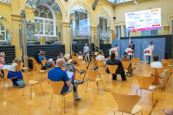 Mehr Menschen in Arbeit bringen, dem Fachkräftemangel entgegenwirken, Vermittlungshürden abbauen: Das sind die Ziele der Garantie der Beschäftigungsfähigkeit, die heute im Innenhof des Landhauses 1 in Bozen vorgestellt worden sind. (Foto: LPA/Fabio Brucculeri)
