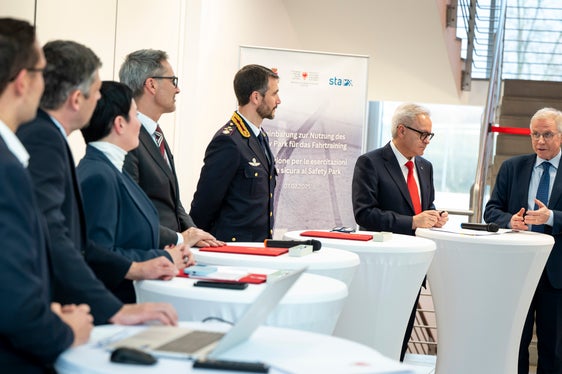 Un saluto del commissario del Governo, Vito Cusumano. Alla sua destra il segretario generale della Provincia, Eros Magnago. (Foto: USP/Fabio Brucculeri)