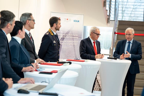 Un saluto del commissario del Governo, Vito Cusumano. Alla sua destra il segretario generale della Provincia, Eros Magnago. (Foto: USP/Fabio Brucculeri)