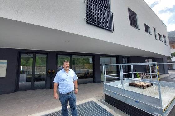 Der Direktor des Amts für Geologie und Baustoffprüfung Volkmar Mair vor dem neuen Geotechnik-Labor. Es ist das erste Labor in Südtirol, das die Vorgaben der KlimaHaus-Agentur einhält. (Foto: LPA/Igor Cocca)